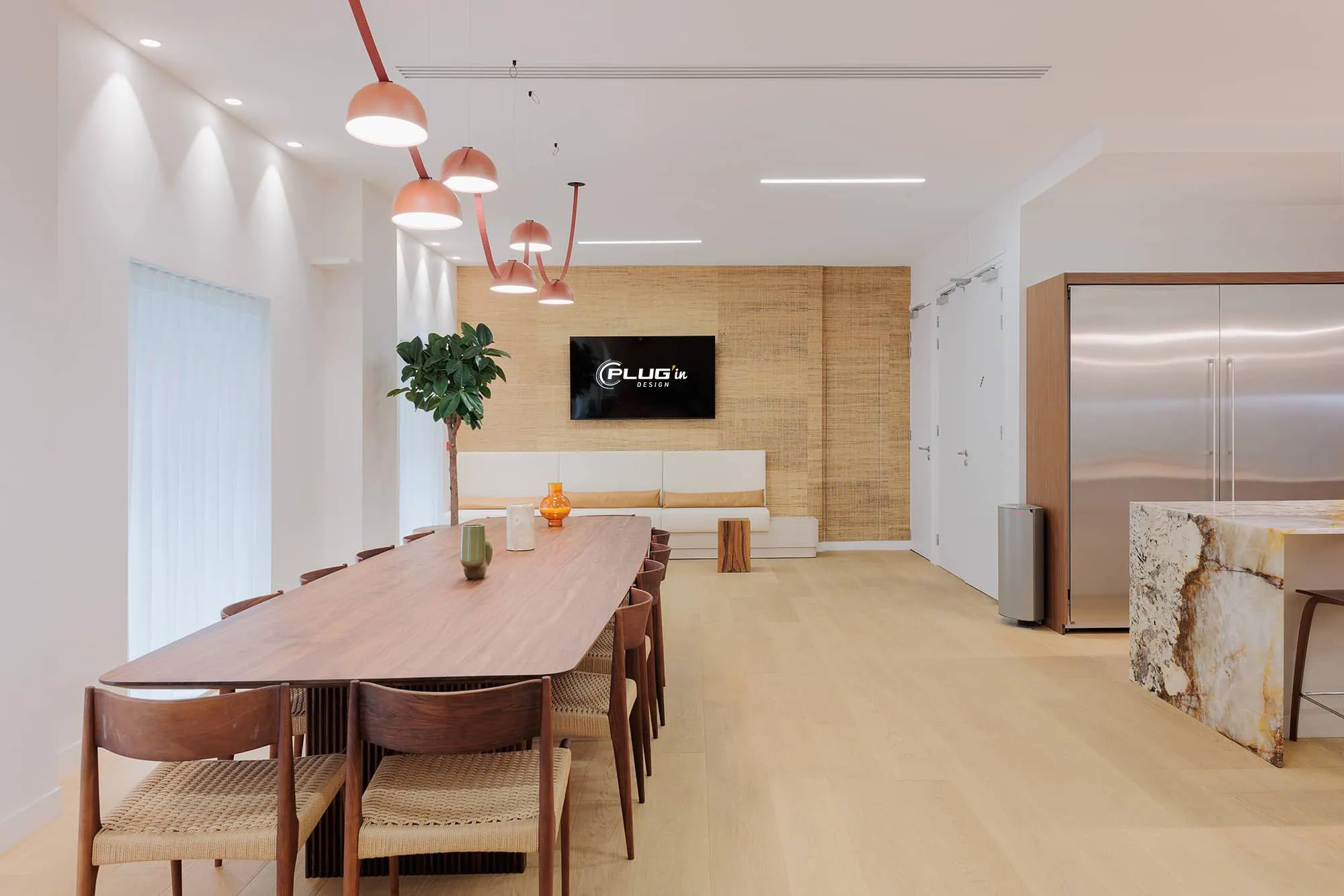 Showroom Plug'in Design avec écran LED et espace de réunion moderne